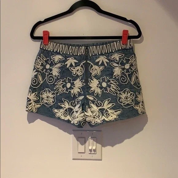 Alice & Olivia “Marisa” back zip shorts 2 - Picture 5 of 6